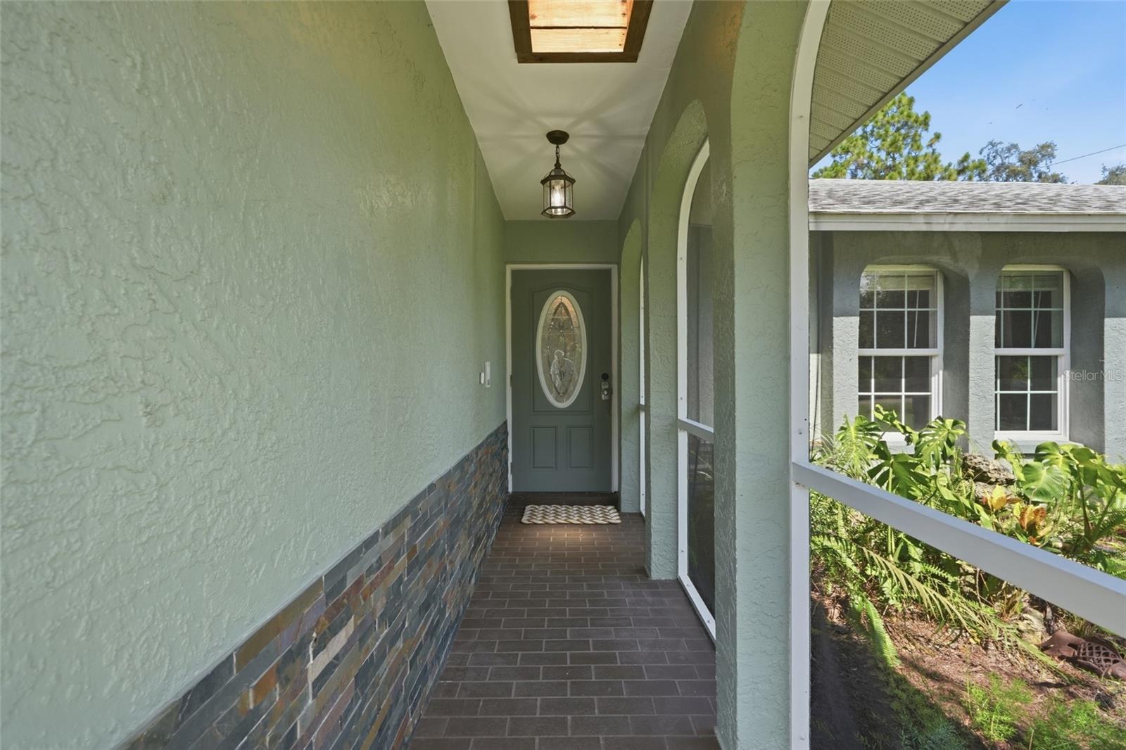 505 THOMPSON AVENUE