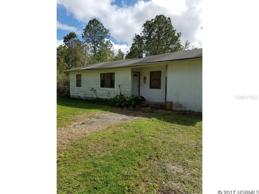 Handyman Special on 5 acres!! This home has tons of possibilities. Country living is what you will like about this property! Quiet seclusion yet close enough to shopping! Bring all your animals and your toolbox!