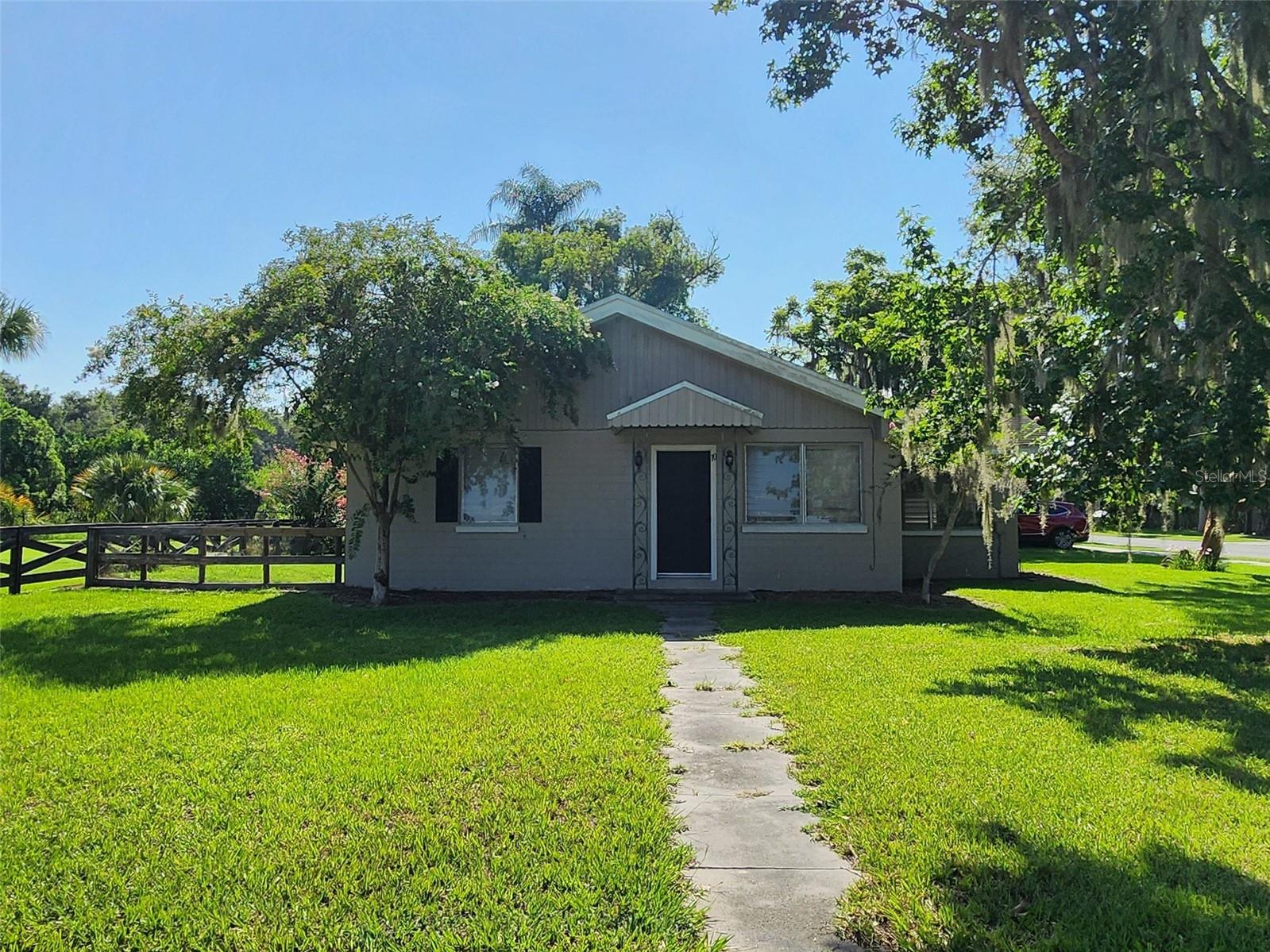 Adorable home with so much potential. Needs a little love and is priced for someone to give it some. Located on a corner lot with beautiful surrounding properties. It's close to a cute park, restaurants, and Umatilla High School is right down the road. Schedule a showing to check it out and imagine the possibilities!