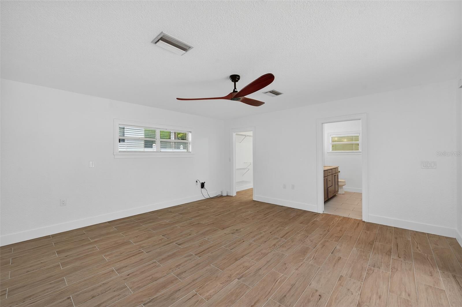 516 W DAVIS BOULEVARD