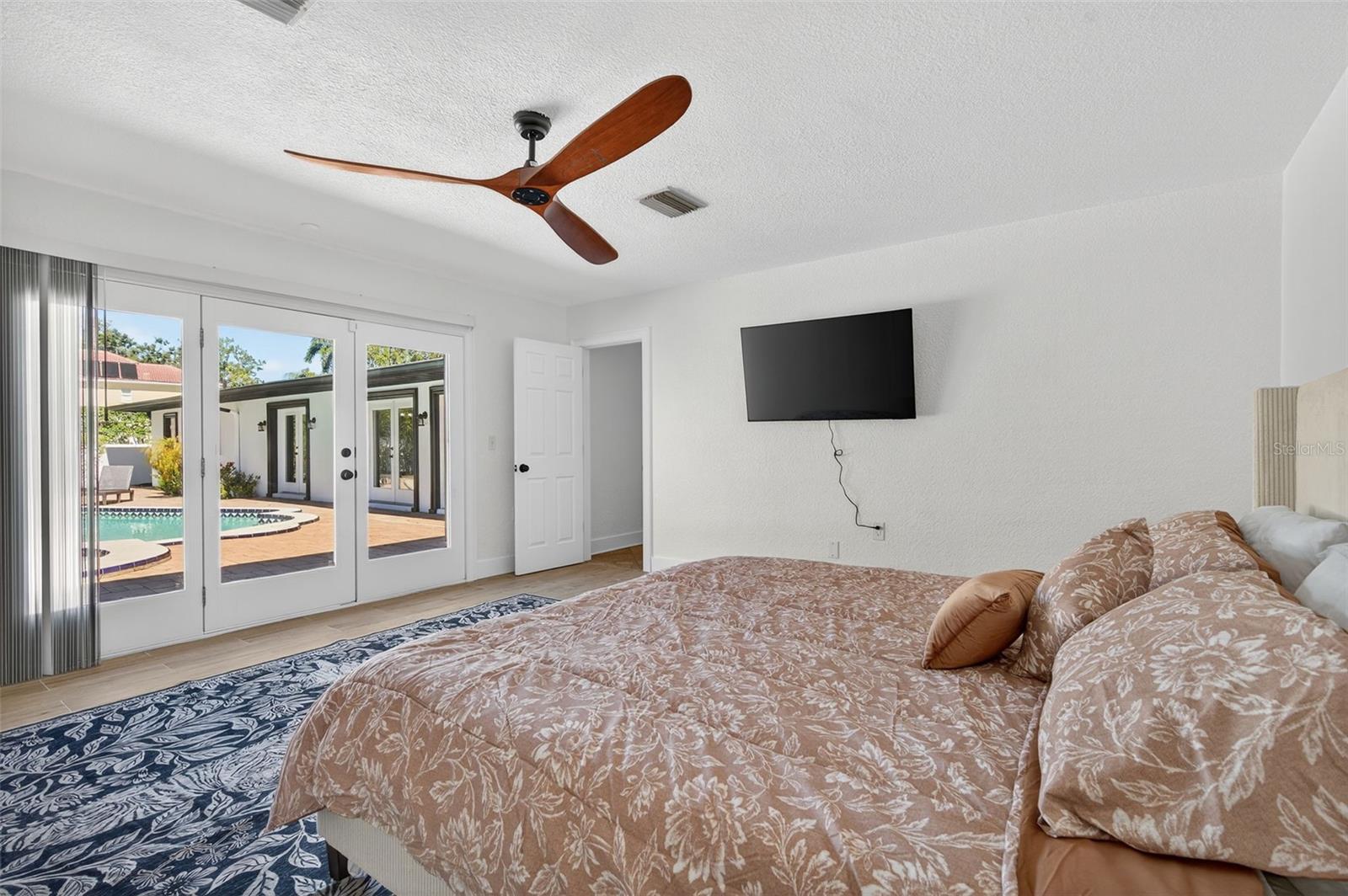 DAVIS ISLANDS - Residential Lease