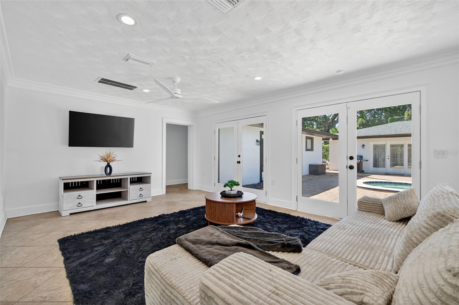 DAVIS ISLANDS - Residential Lease