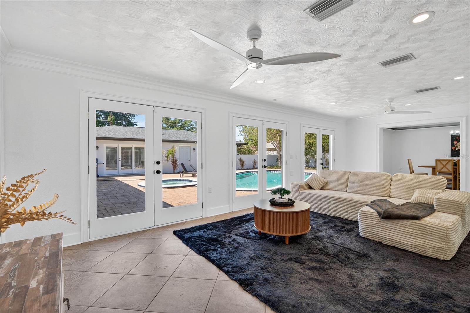 DAVIS ISLANDS - Residential Lease