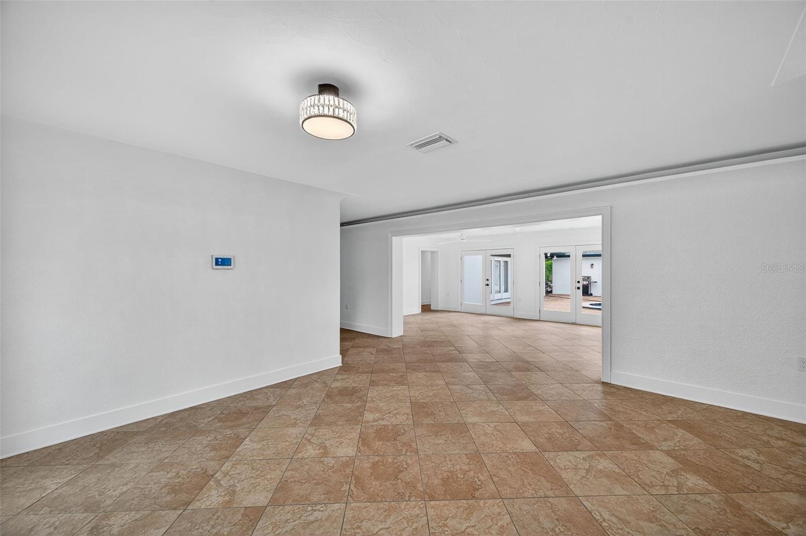 516 W DAVIS BOULEVARD