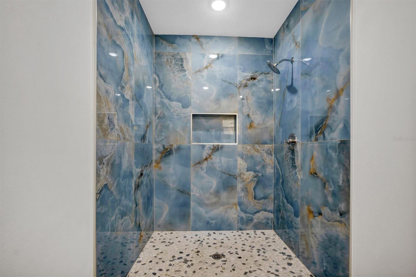 WALK IN WATER LAKE ESTATES PH 03 - Residential