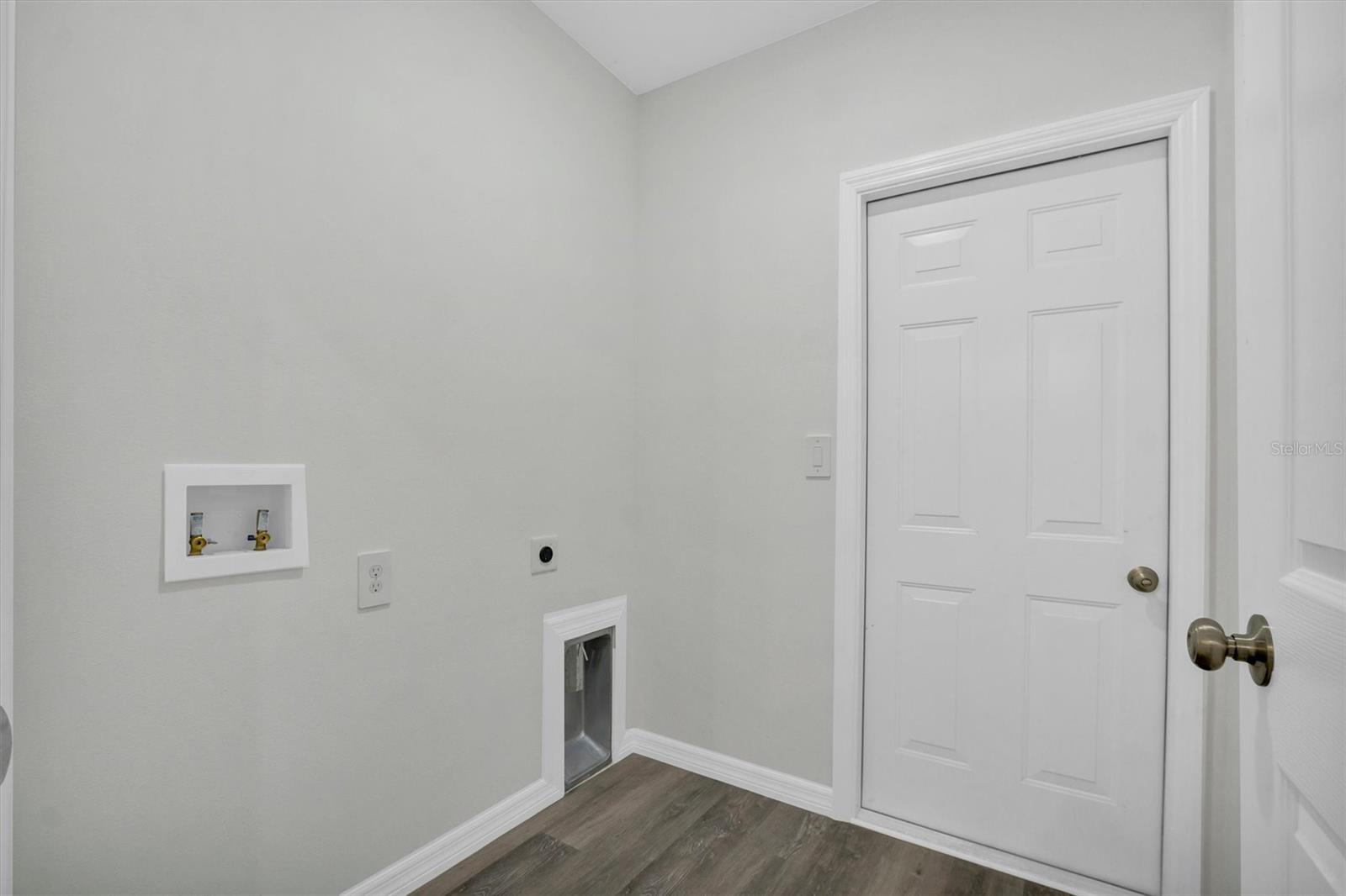 WALK IN WATER LAKE ESTATES PH 03 - Residential