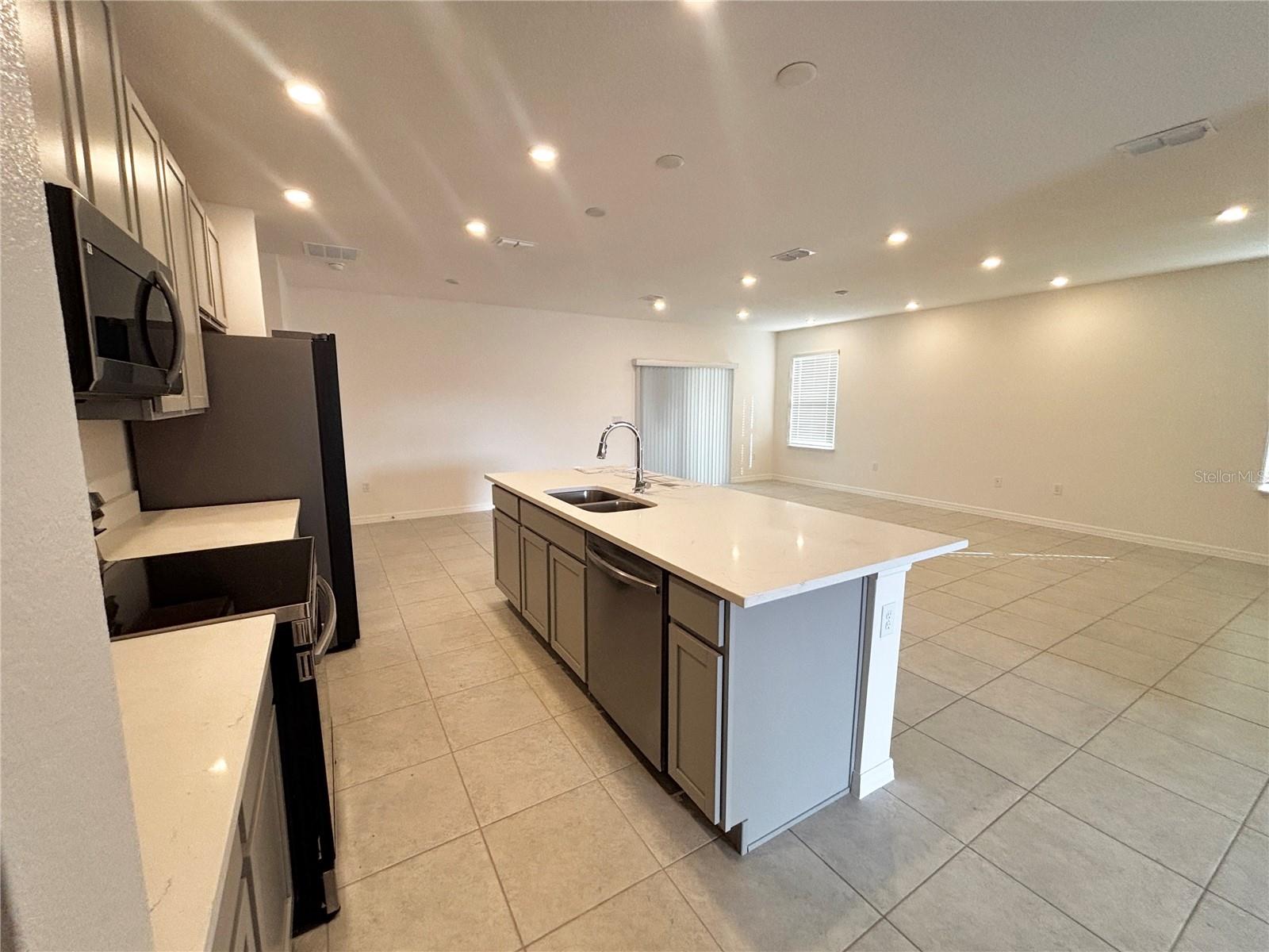1112 CAMDEN WAY