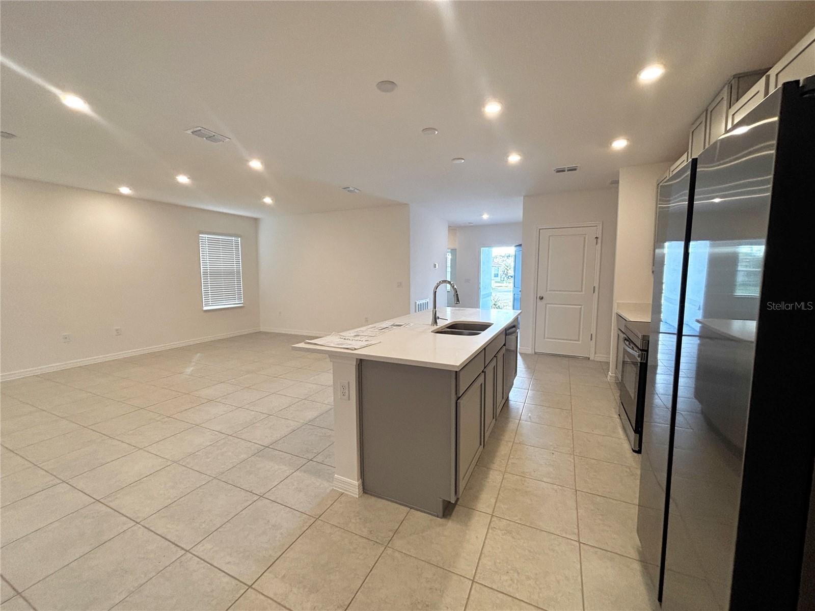 1112 CAMDEN WAY
