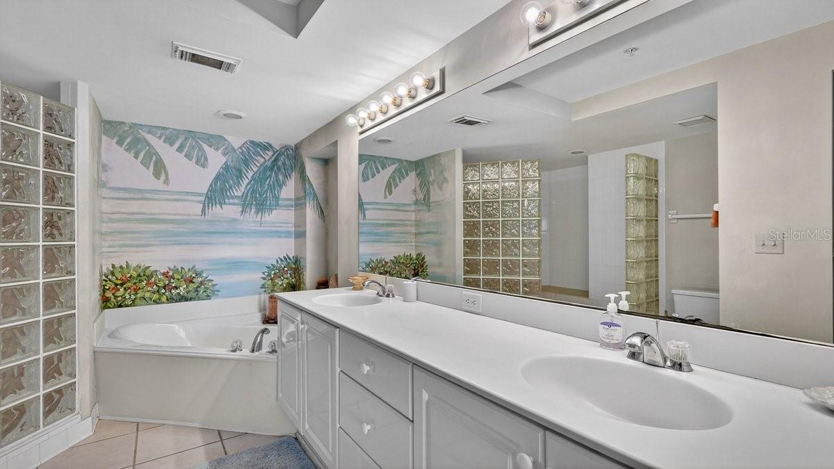 TOWERS 10 CONDO - Residential