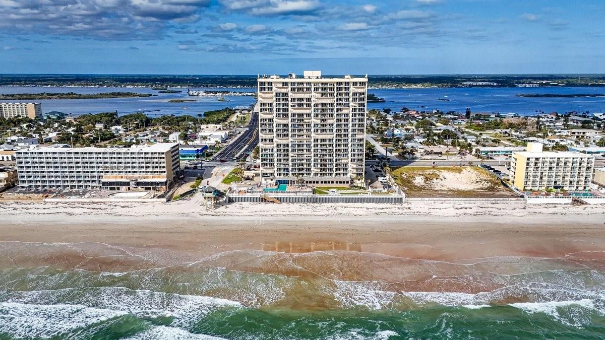 TOWERS 10 CONDO - Residential