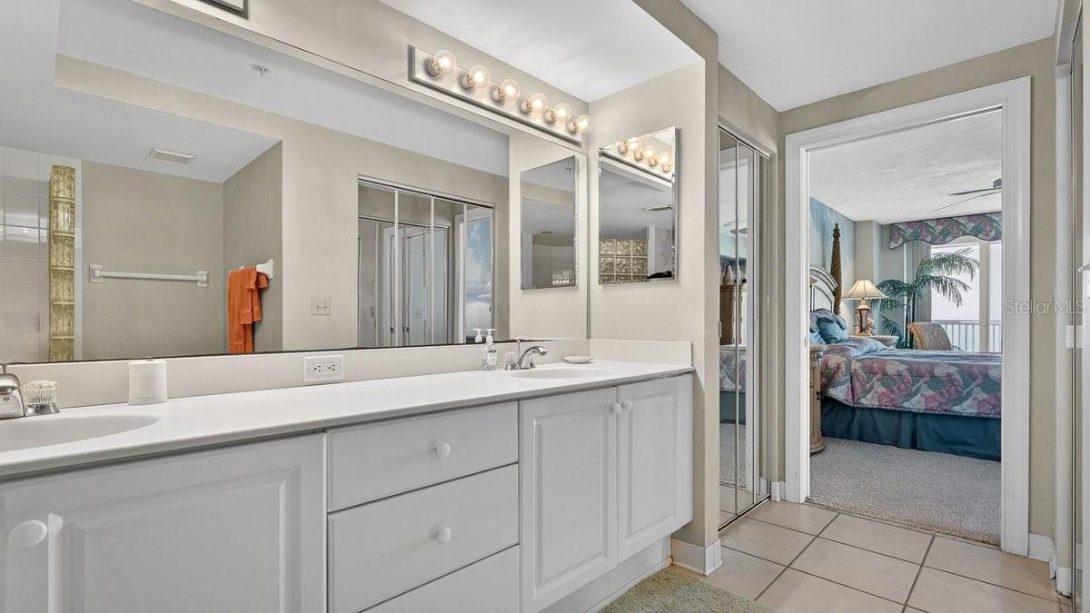 TOWERS 10 CONDO - Residential