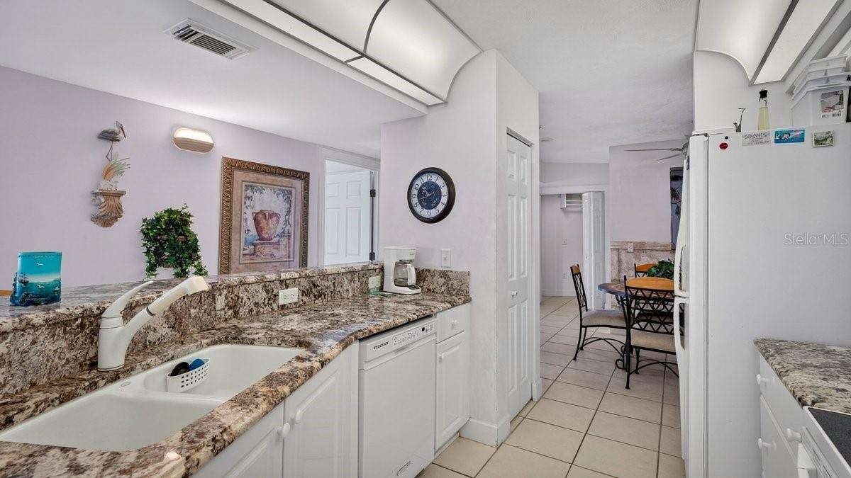 TOWERS 10 CONDO - Residential