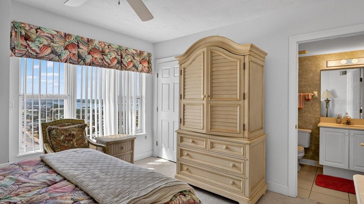 TOWERS 10 CONDO - Residential