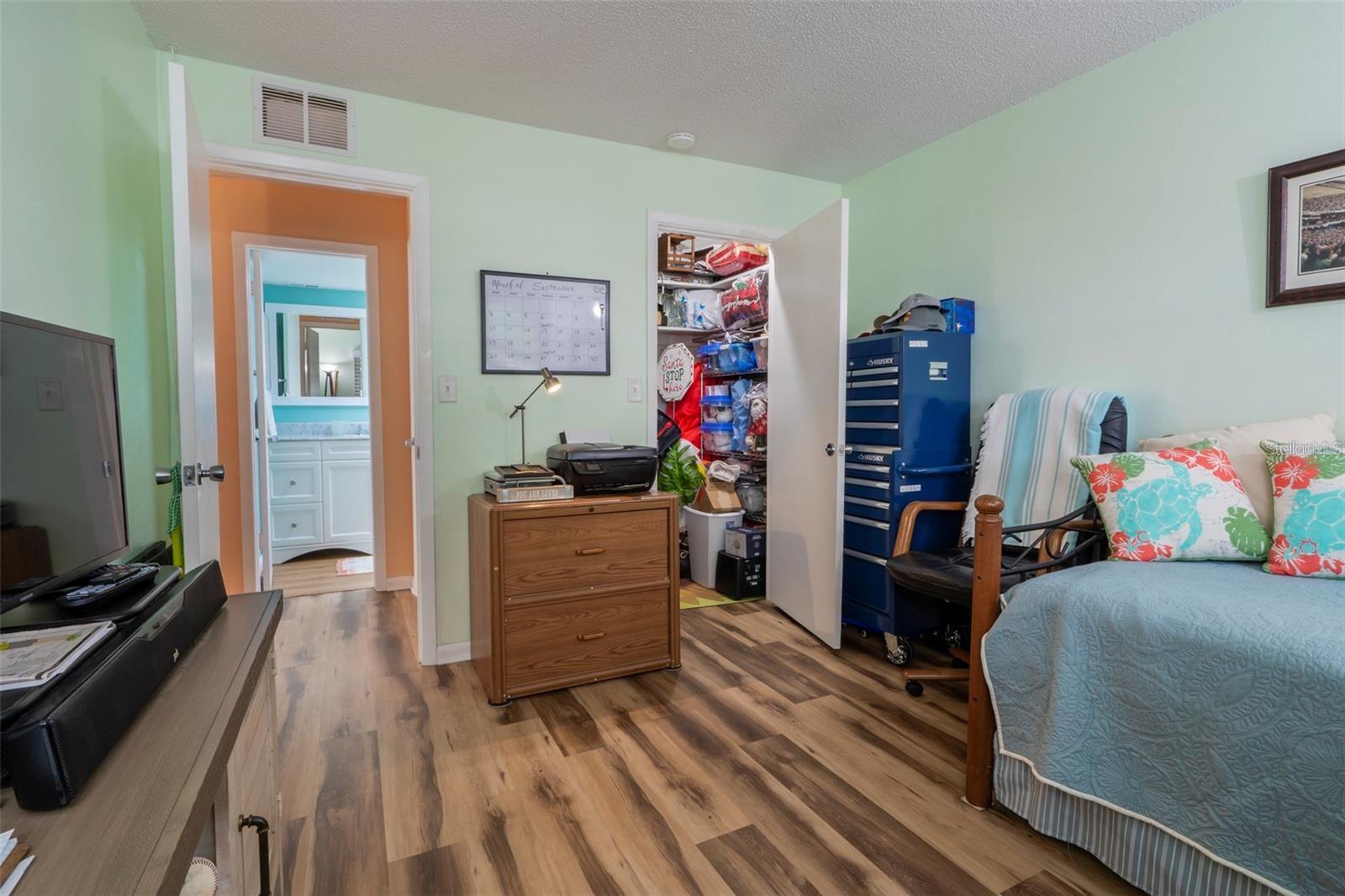 TWIN OAKS APTS - Residential