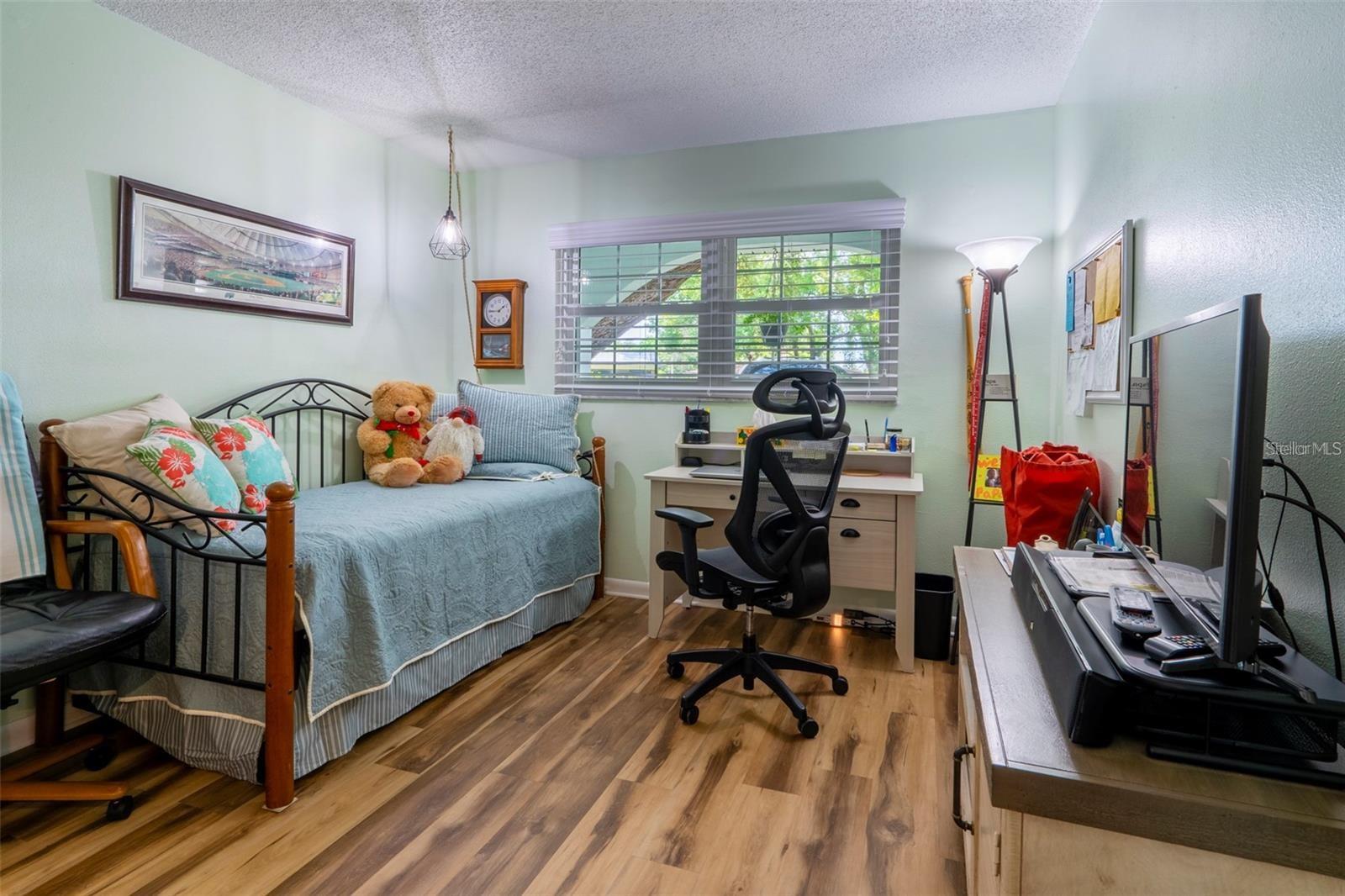 TWIN OAKS APTS - Residential