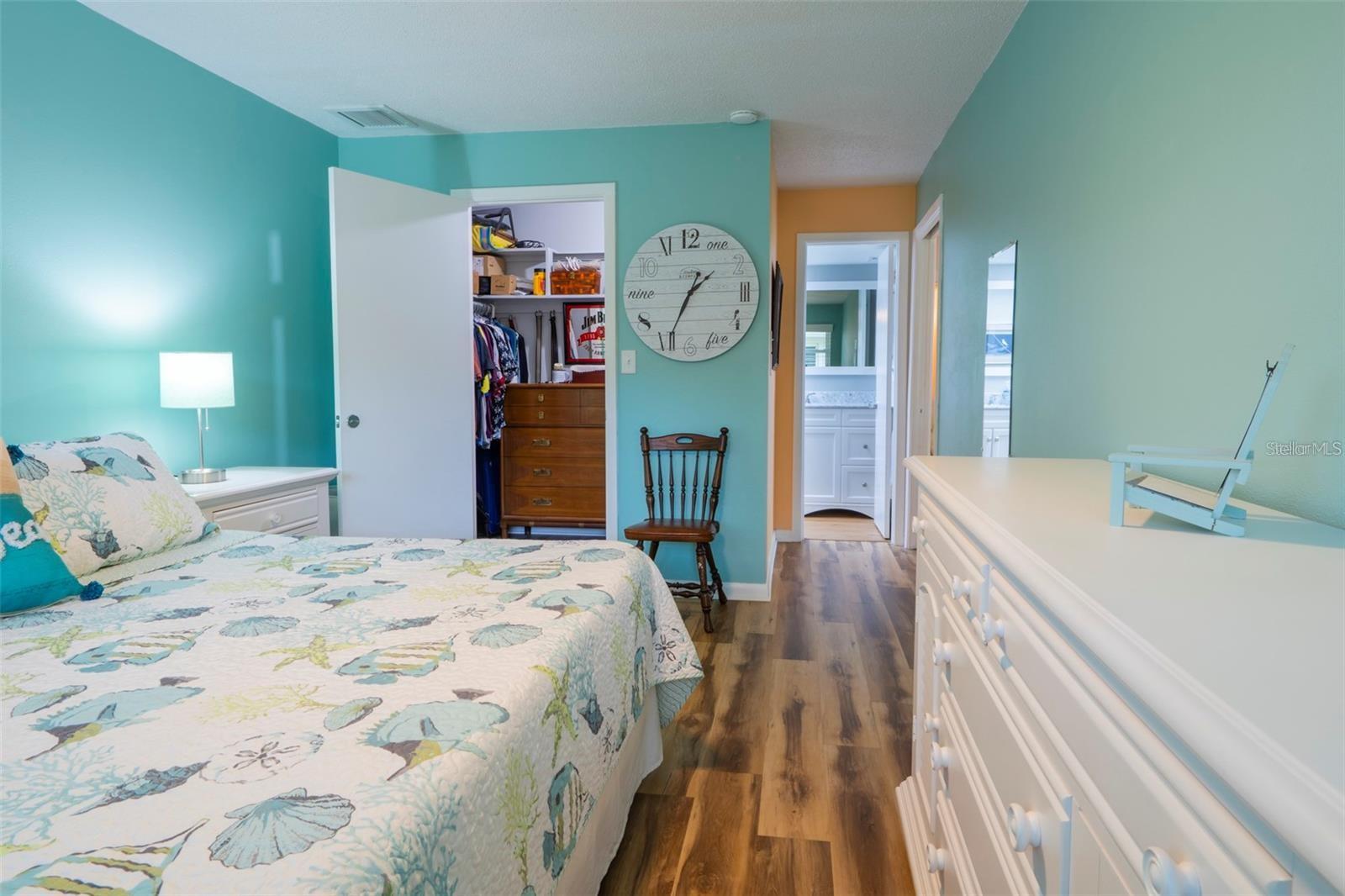 TWIN OAKS APTS - Residential