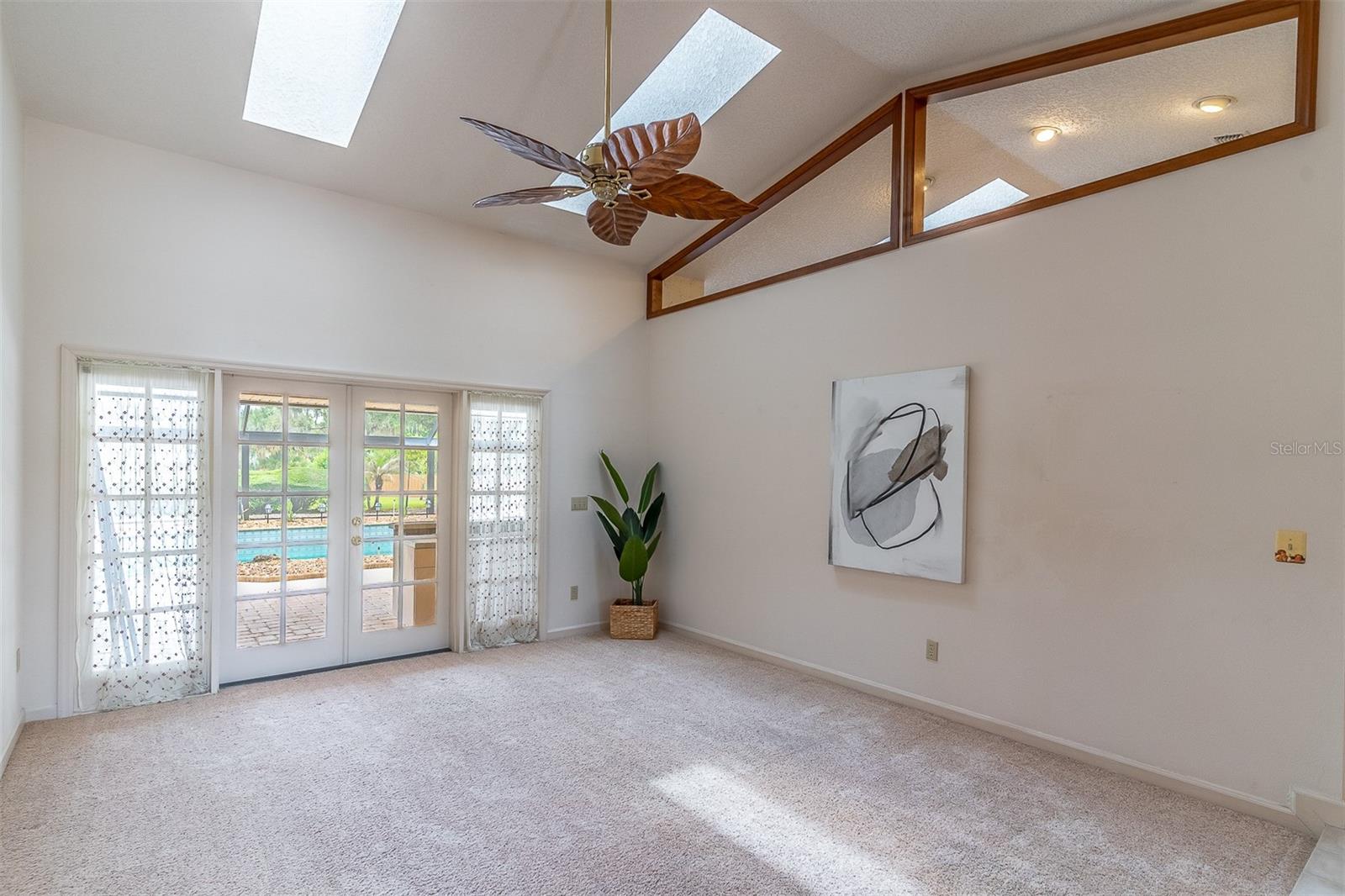 WHISPERING WINDS - Residential