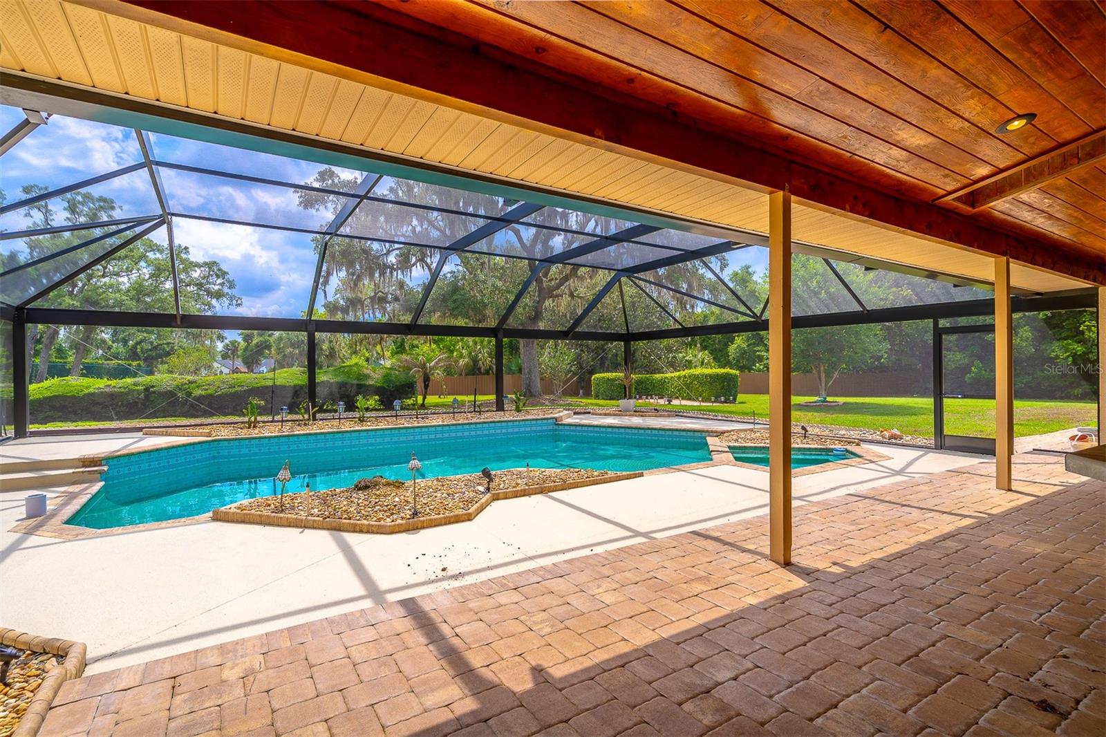 WHISPERING WINDS - Residential