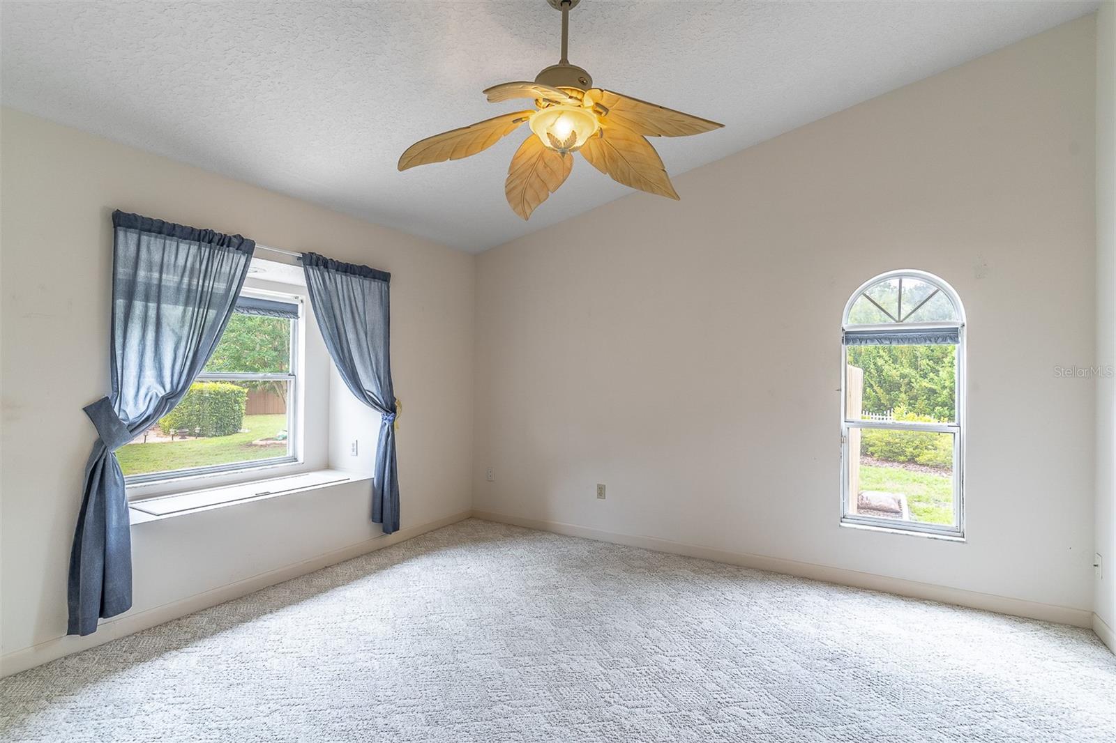 WHISPERING WINDS - Residential