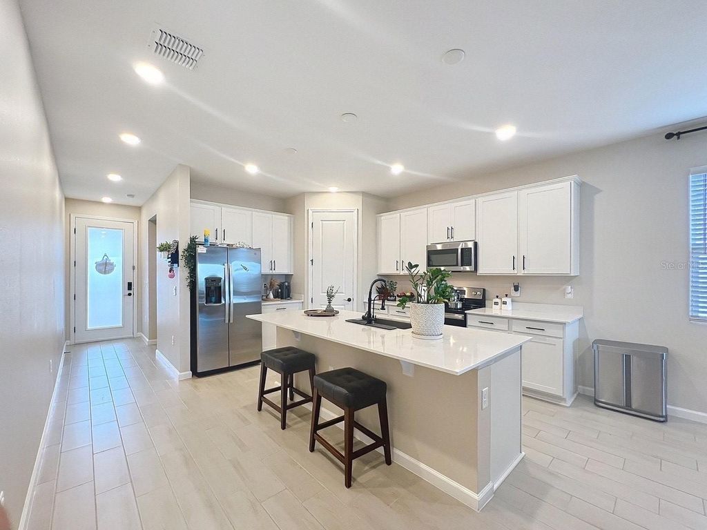 Photo of 951 Griffon Avenue, Lake Alfred, FL 33850 (MLS # S5136834)
