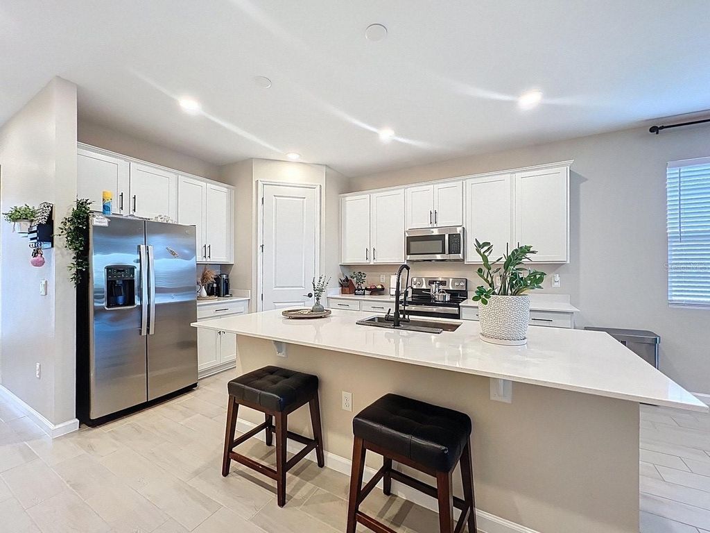 Photo of 951 Griffon Avenue, Lake Alfred, FL 33850 (MLS # S5136834)