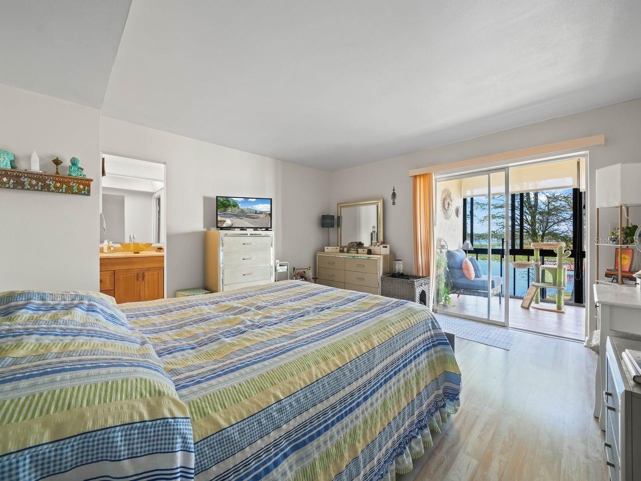 LAKESIDE VILLAGE 01 CONDO - Residential