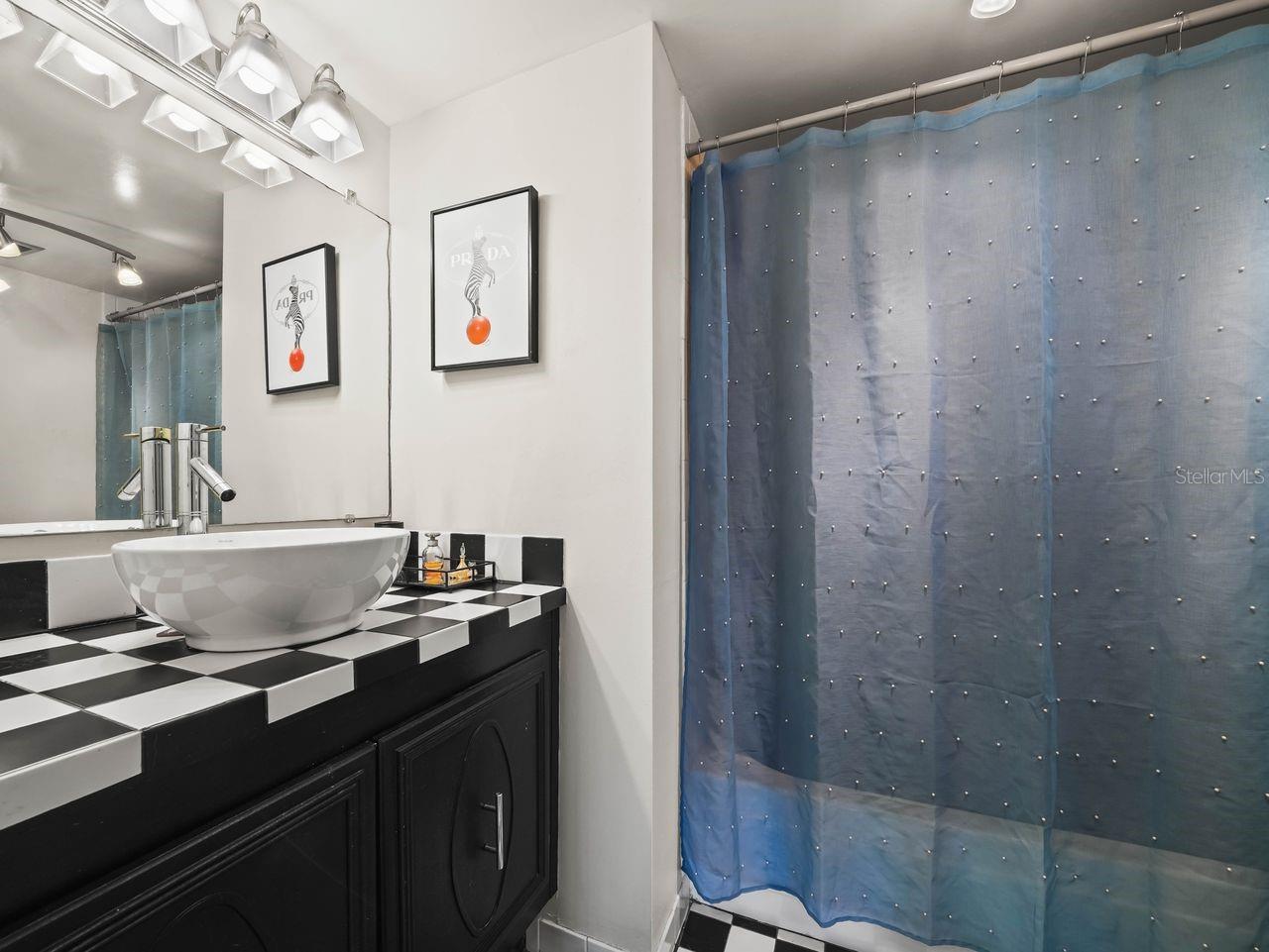 LAKESIDE VILLAGE 01 CONDO - Residential