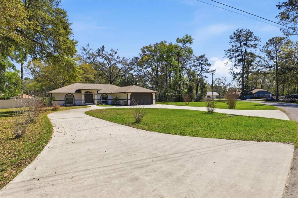 Photo of 611 NE 10th Boulevard, Williston, FL 32696 (MLS # GC538365)