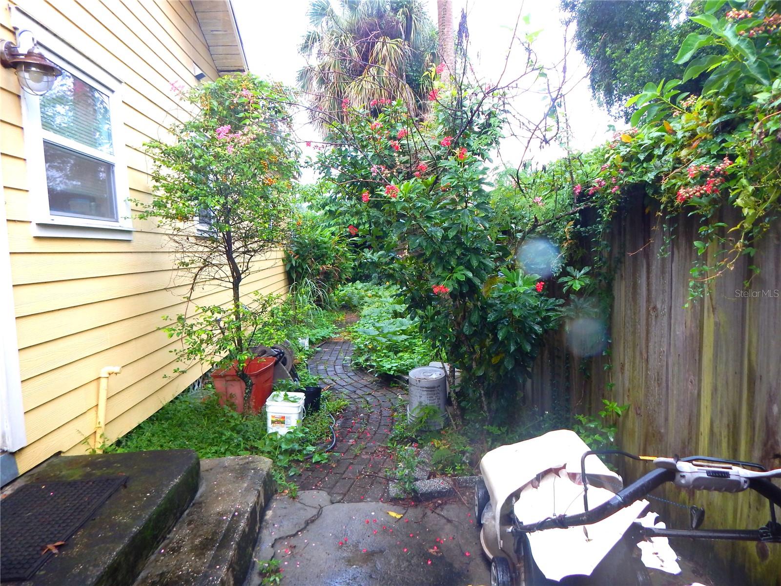 8608 N 9TH STREET