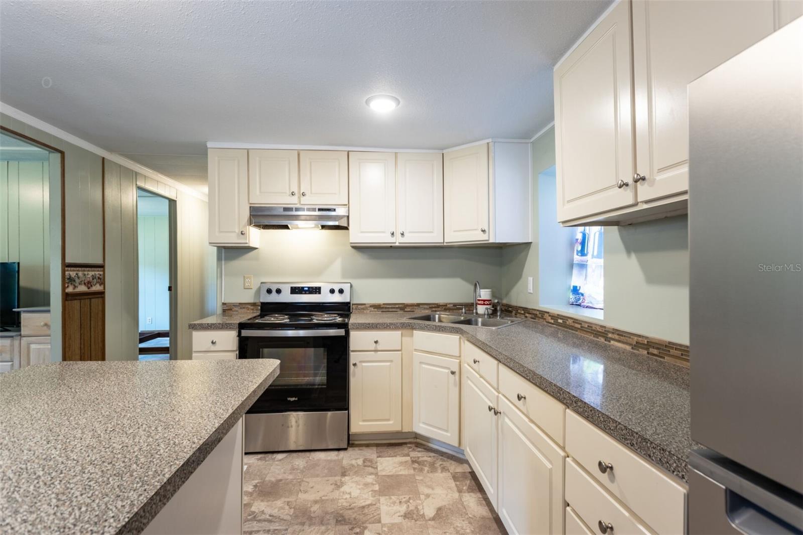 2548 SANDLEWOOD LANE