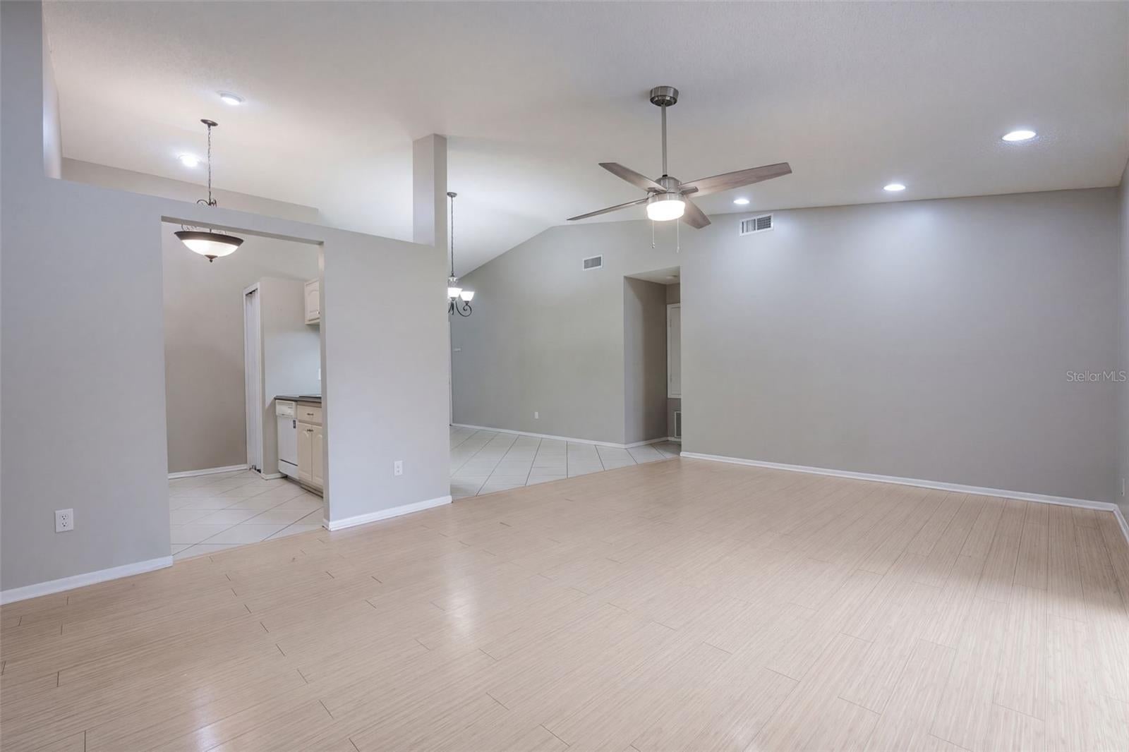 102 OAKRIDGE COURT