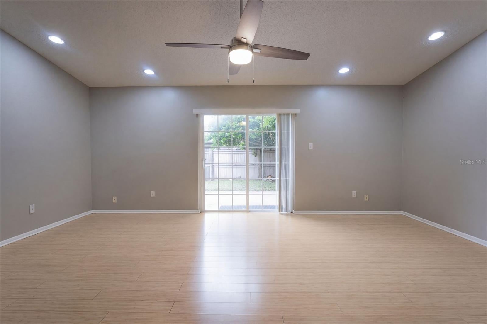 102 OAKRIDGE COURT