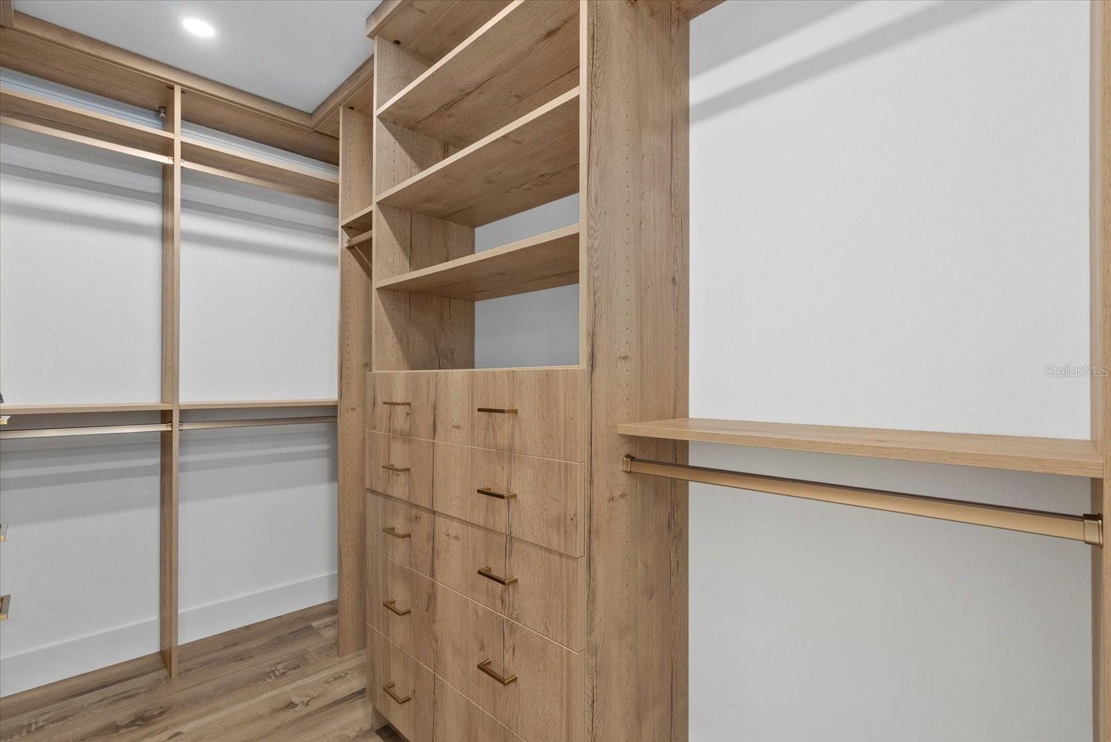 SIESTA TOWERS - Residential