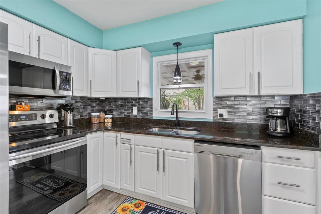 Photo of 15437 Bedford Circle W, Clearwater, FL 33764 (MLS # A4693873)