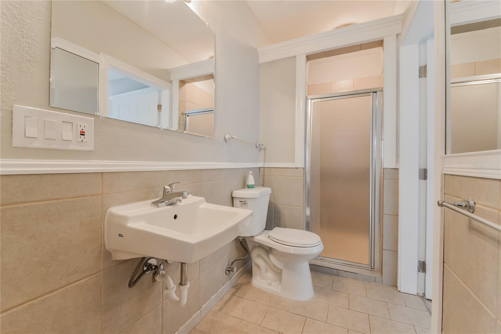 GROVES THE - Residential Lease