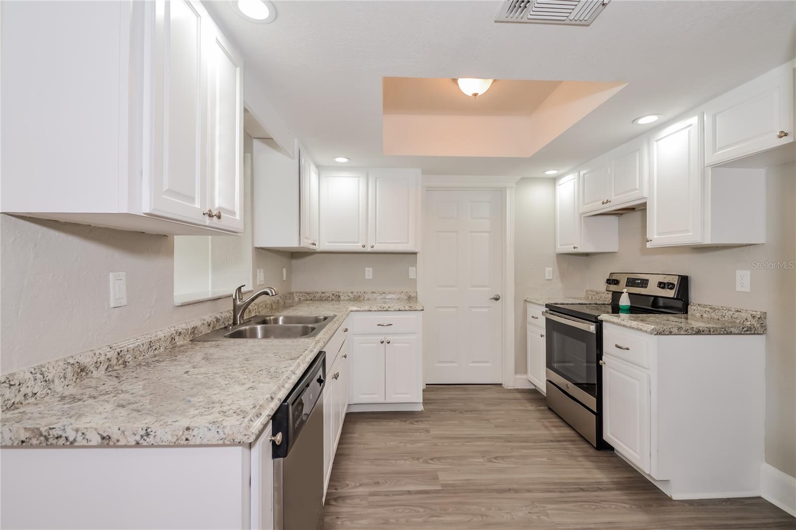 GROVES THE - Residential Lease