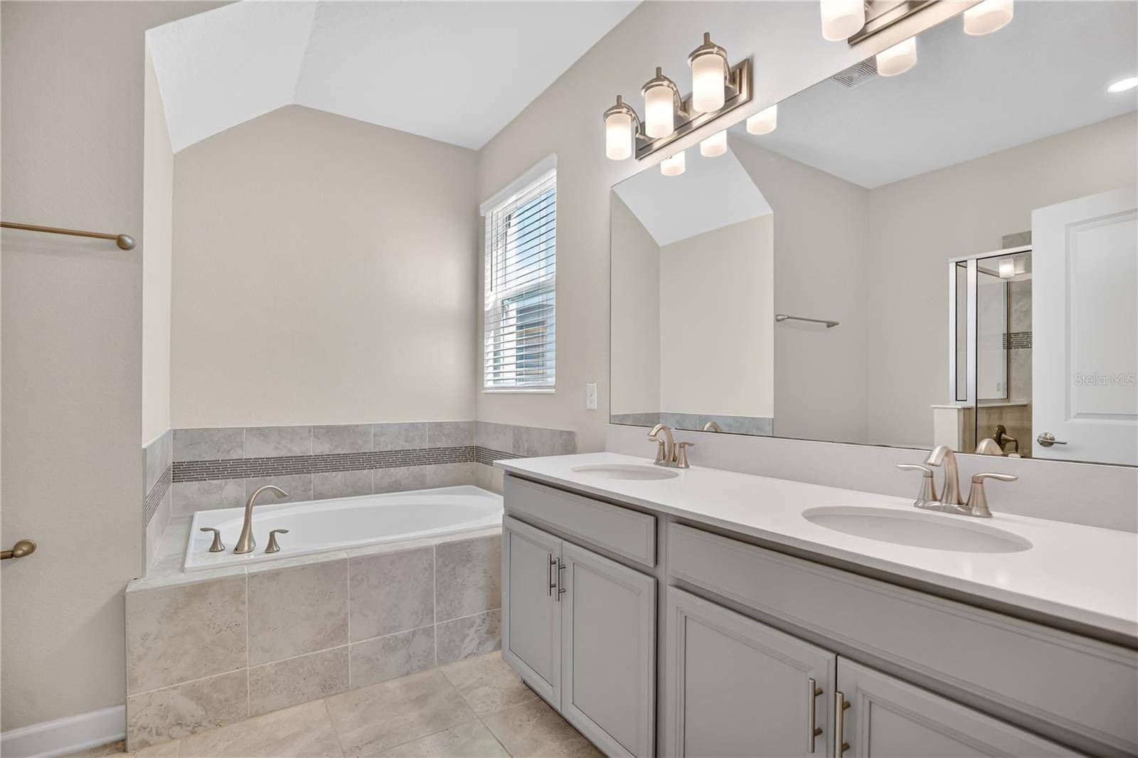 STOREY PK-PH 5 - Residential