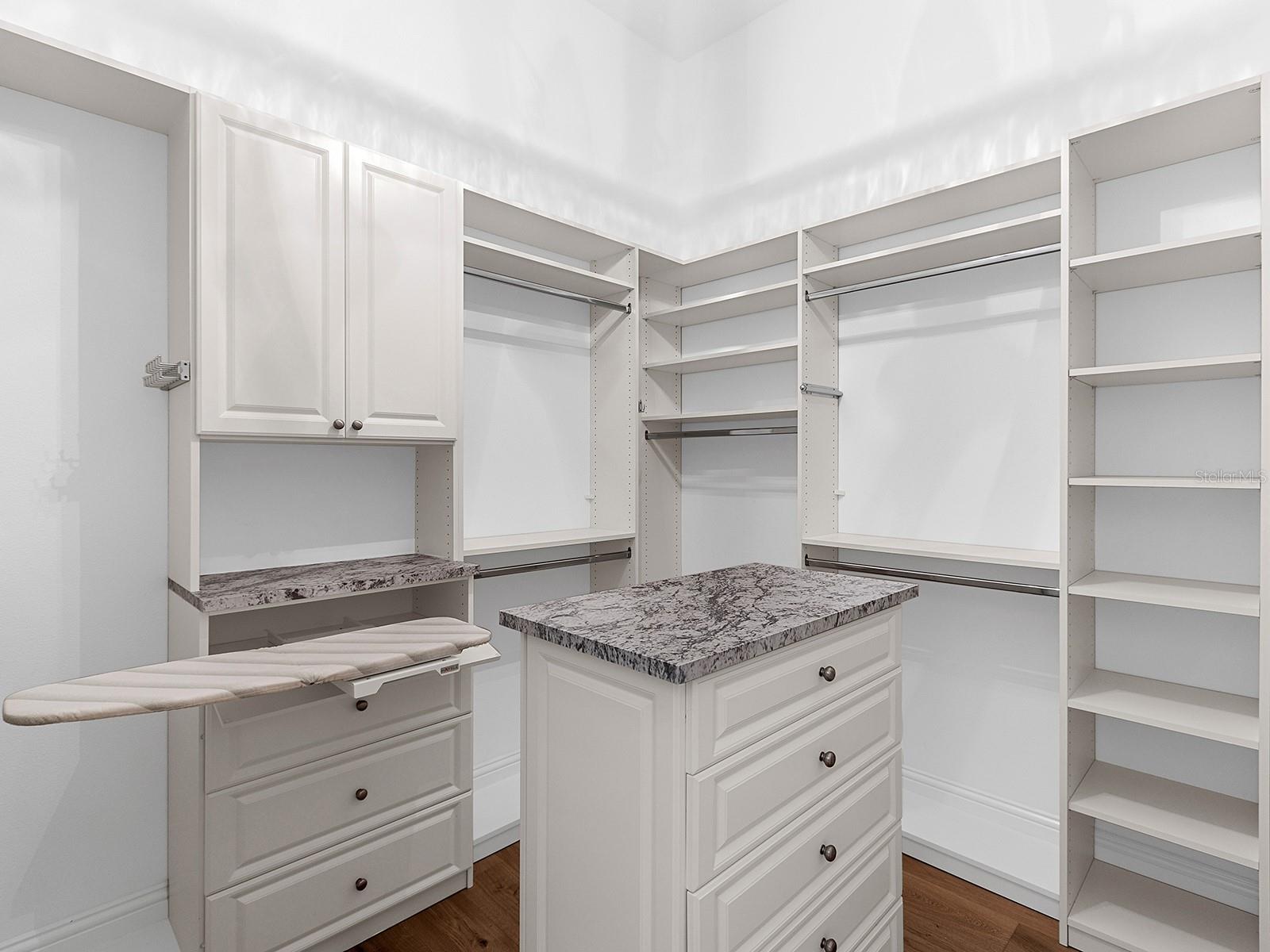 LAKE CLUB - Residential