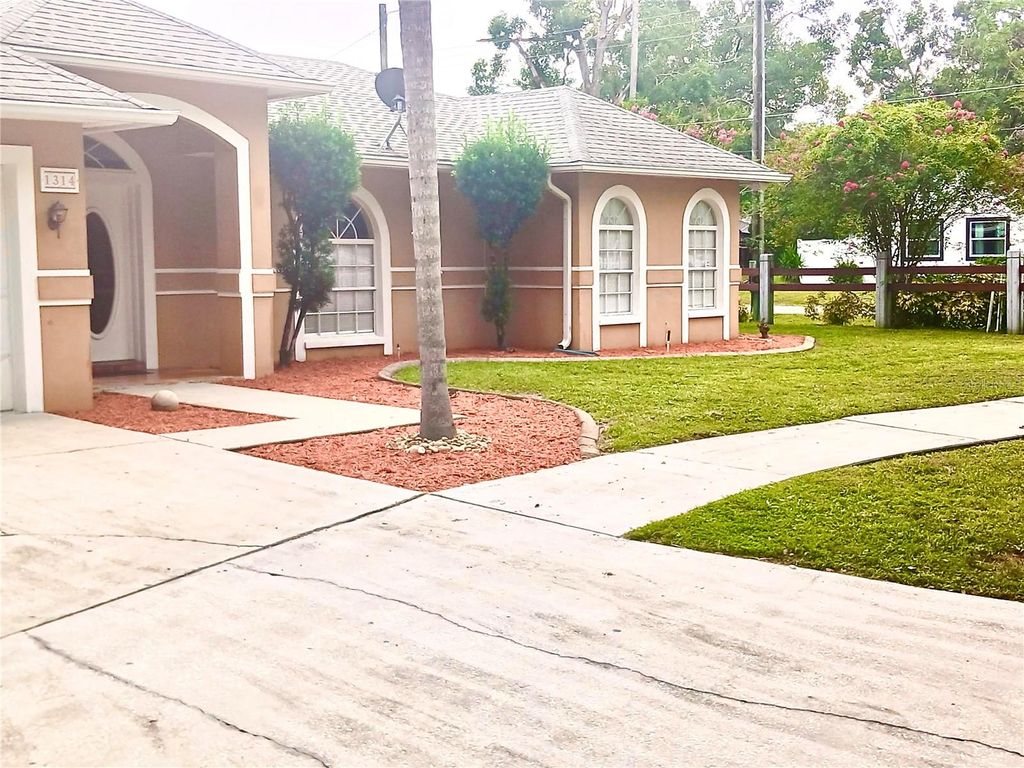 Photo of 1314 W Carissa Court, Tampa, FL 33604 (MLS # TB8417638)