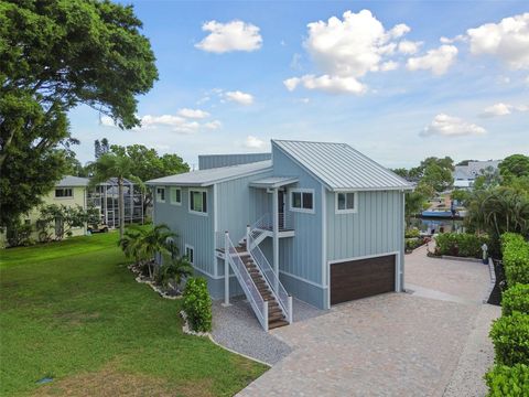 A home in PALMETTO