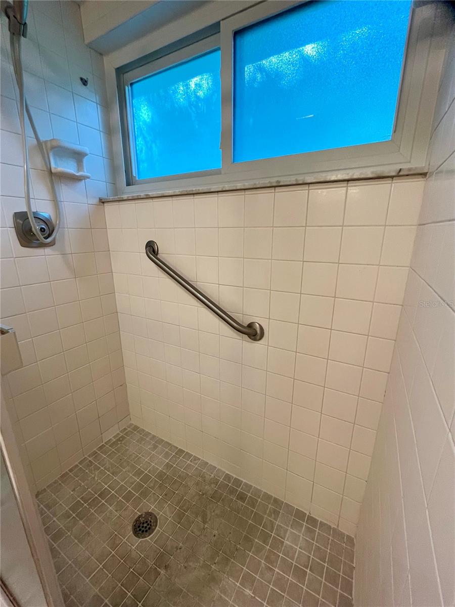 ANCHORAGE OF TARPON LAKE UNIT THREE THE - Residential Lease