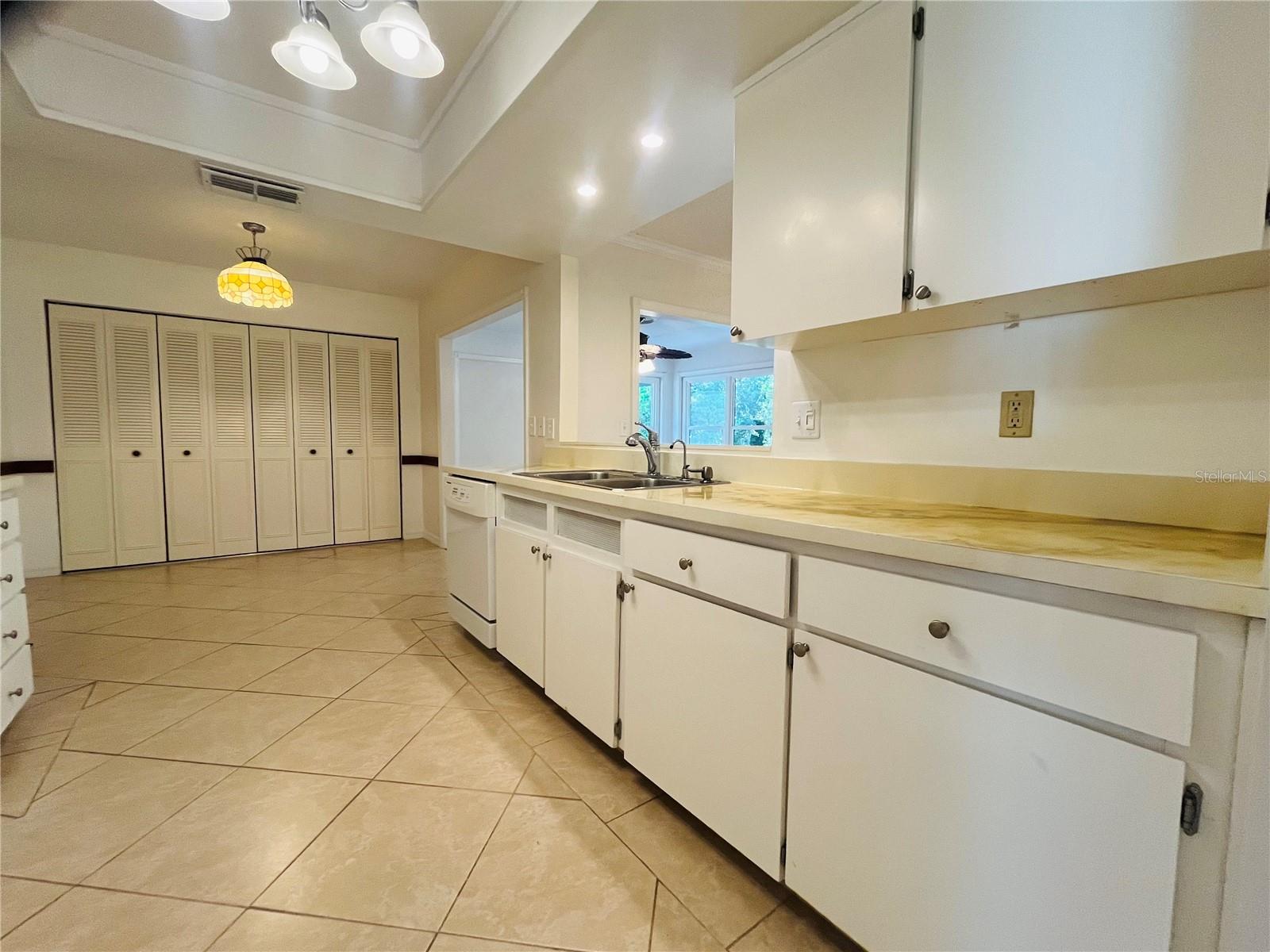 ANCHORAGE OF TARPON LAKE UNIT THREE THE - Residential Lease