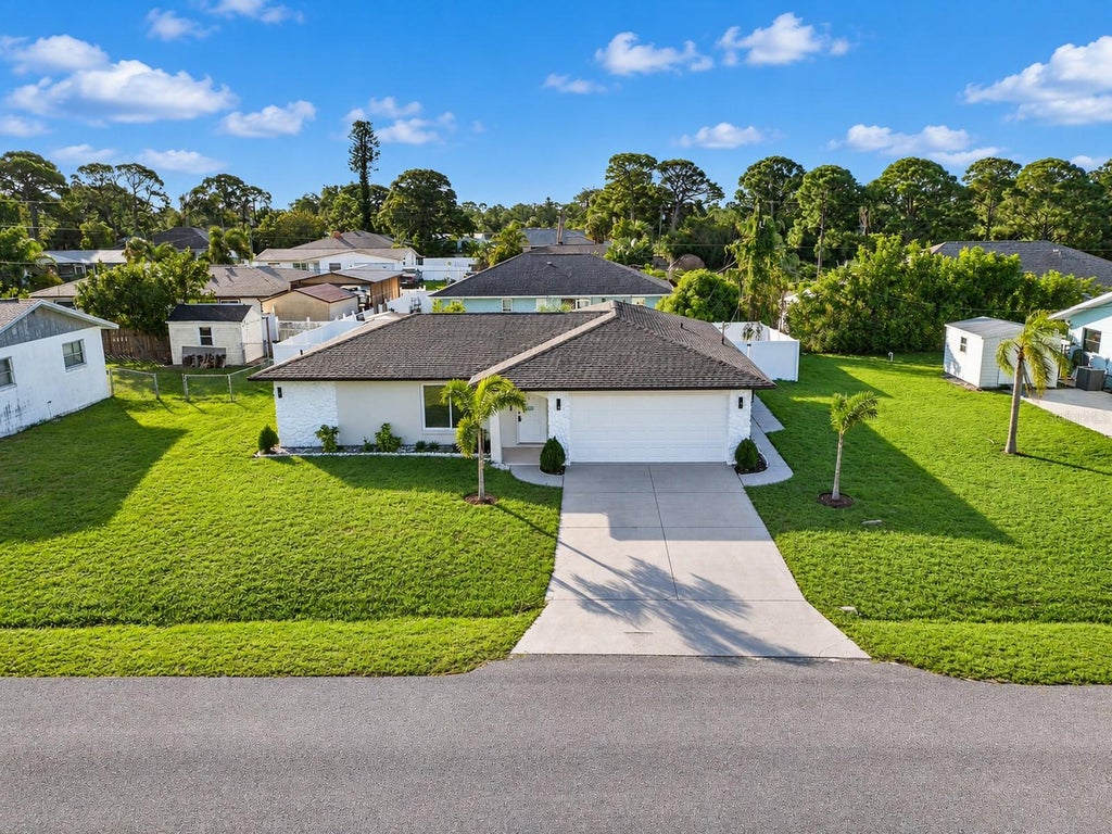 Photo of 1461 Royal Road, Venice, FL 34293 (MLS # A4709941)