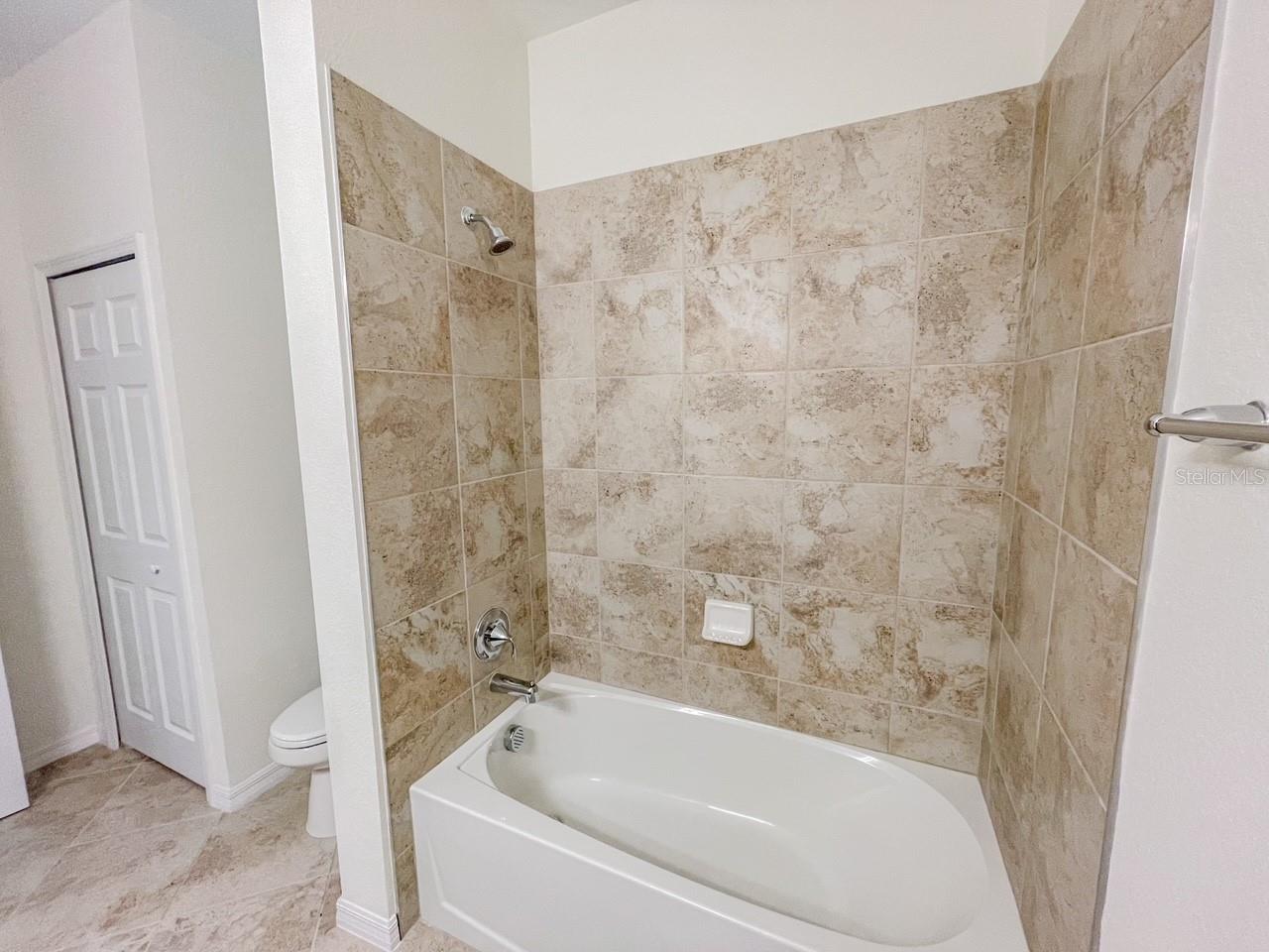 GRAN PARADISO TWNHMS 1B - Residential Lease