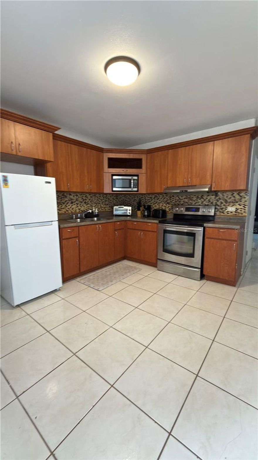 Beautiful two-level apartment located in Condominio Reino Norte, Santurce, San Juan. This unit offers two spacious bedrooms, one and a half bathrooms, stove, microwave, refrigerator, and air conditioning units. Comfortable and functional layout with an excellent location close to shops, schools, and main roads. Perfect for those seeking comfort and convenience.