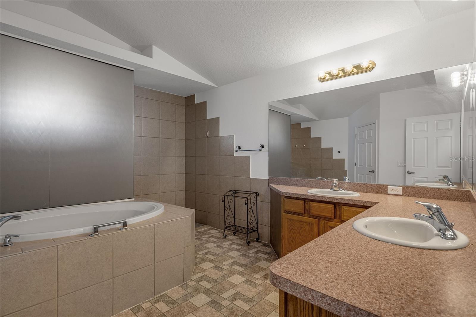 ROYAL HIGHLANDS - Residential