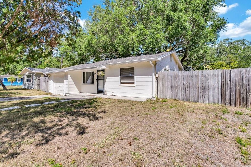 Photo of 129 NW Lincoln Circle N, St Petersburg, FL 33702 (MLS # TB8369849)