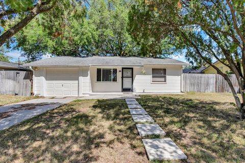 Photo of 129 NW Lincoln Circle N, St Petersburg, FL 33702 (MLS # TB8369849) Photo of 129 NW Lincoln Circle N, St Petersburg, FL 33702 (MLS # TB8369849)