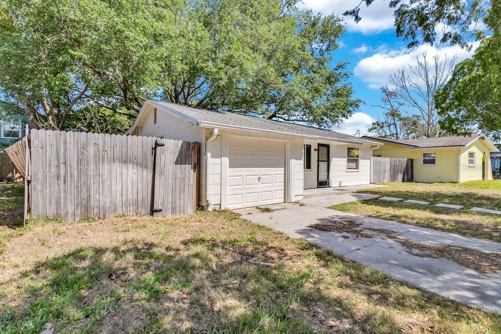 Photo of 129 NW Lincoln Circle N, St Petersburg, FL 33702 (MLS # TB8369849)