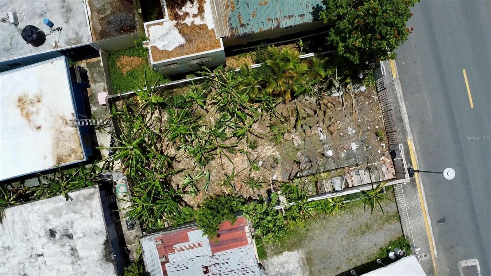 Excellent investment opportunity in a well-established urban area with high demand and multiple development possibilities.
This approximately 190 m² lot, located in Barrio Pueblo of Carolina, is zoned SU (Urban Land), allowing for a wide range of residential and commercial uses.
**Key Features:
Flat, clearly defined lot /
Classified as a flood zone by FEMA, but does not flood /
Located on a quiet urban street with immediate access to major roads /
**Ideal For:
Investors seeking residential or commercial rental income /
Developers looking for land in flexible permitting zones /
Individuals wishing to build a centrally located home or income property
**SU Zoning Permits:
Single-family or two-family homes /
Low-density multifamily projects /
Light commercial use (salons, clinics, cafés) /
Community or institutional services
**Everything Within Reach:
Steps from Dr. Federico Trilla UPR Hospital/
Near the Carolina Government Center /
Minutes from Caribbean Cinemas, Plaza Escorial, and Plaza Carolina/
Close to schools, pharmacies, bakeries, and banks /
Less than 10 minutes from Luis Muñoz MarÃn International Airport and PR-26